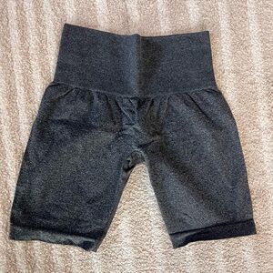 NVGTN seamless contour biker shorts in speckled black size xs